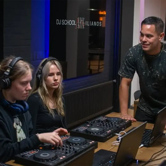 Julian Sembiring van DJ School Ilianos