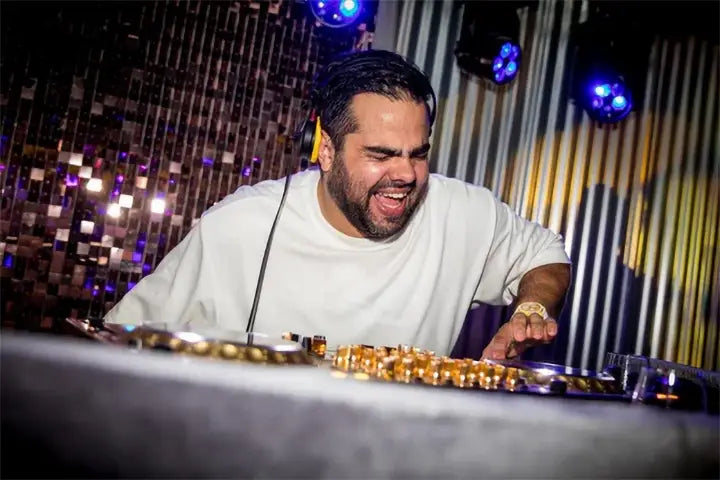 DJ Marcus Bond met een mobiele DJ-setup